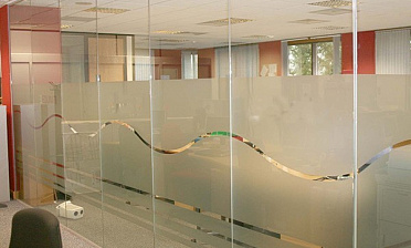 Стеклянные перегородки в офис, частично матированные купить в Краснодаре