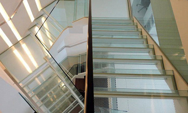 Стеклянные ступени и площадки для колодезной лестницы купить в Краснодаре