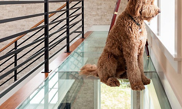 Стеклянный пол на площадке в частном доме купить в Краснодаре