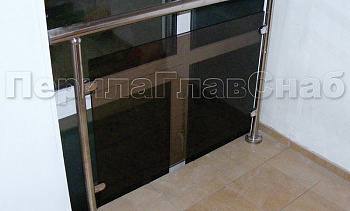 Ограждения со стеклом с крепление в пол окна на лестничной площадке в Краснодаре. Готовые проекты ПерилаГлавСнаб