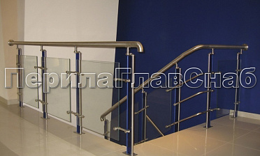 Ограждение со стойками с акриловыми вставками на спайдерных стеклодержателях купить в Краснодаре