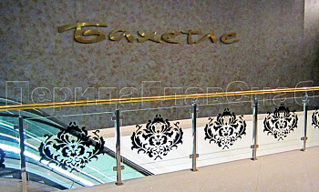 Ограждение лестницы на квадратных стойках с латунным поручнем в Краснодаре. Готовые проекты ПерилаГлавСнаб