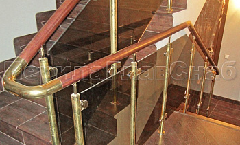 Ограждение лестницы со стеклом, тонированным в массе, стойки и завязки поручня из латуни в Краснодаре. Готовые проекты ПерилаГлавСнаб