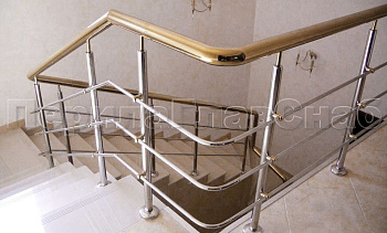 Лестничное ограждение с тремя ригелями и поручнем из латуни в Краснодаре. Готовые проекты ПерилаГлавСнаб