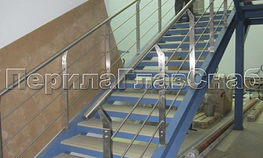 Ограждение с нестандартными нержавеющими стойками и ригельным заполнением купить в Краснодаре