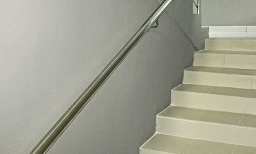 Пристенный поручень из нержавеющей стали купить в Краснодаре