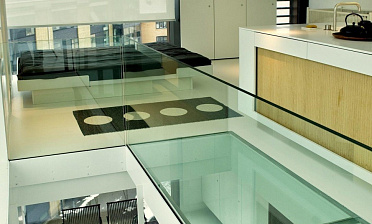 Стеклянные полы на кухне купить в Краснодаре