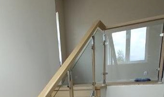 Стойки, стекло и пристенный поручень в Краснодаре. Готовые проекты ПерилаГлавСнаб