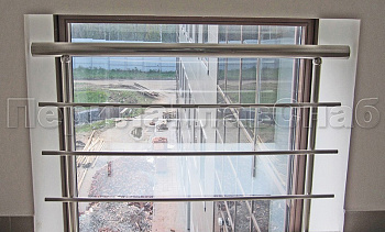 Межэтажное ограждение из нержавеющей стали с торцевым креплением для окон в Краснодаре. Готовые проекты ПерилаГлавСнаб