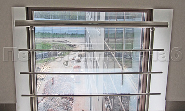 Межэтажное ограждение из нержавеющей стали с торцевым креплением для окон купить в Краснодаре