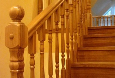 Деревянные лестницы купить в Краснодаре