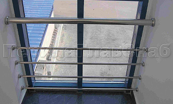 Ограждение на окнах из нержавещей трубы с ригелями в Краснодаре. Готовые проекты ПерилаГлавСнаб