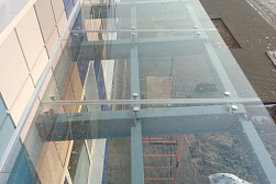 Стеклянные козырьки на спайдерах в Краснодаре. Готовые проекты ПерилаГлавСнаб - фото 9