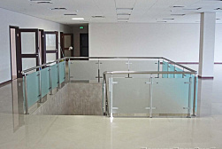 Ограждения из нержавейки со стеклом в Краснодаре. Готовые проекты ПерилаГлавСнаб - фото 10