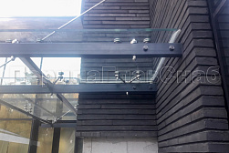 Стеклянные козырьки на спайдерах в Краснодаре. Готовые проекты ПерилаГлавСнаб - фото 5